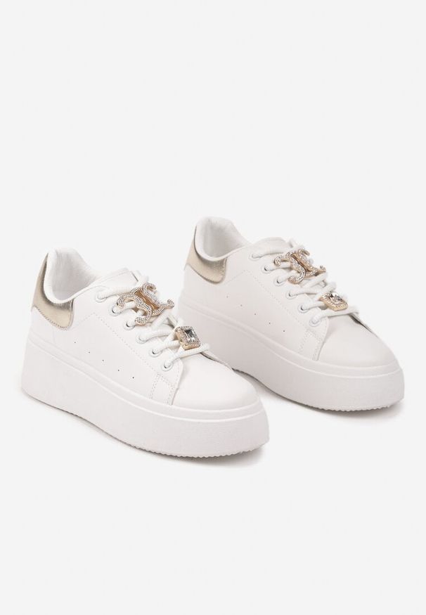 Born2be - Biało-Złote Sneakersy na Grubej Podeszwie z Metalicznymi Aplikacjami i Cyrkoniami Arrelana. Nosek buta: okrągły. Zapięcie: sznurówki. Kolor: biały. Materiał: materiał. Wzór: aplikacja. Obcas: na obcasie. Wysokość obcasa: niski