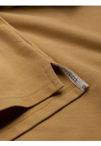 Ombre Clothing - Męska jednokolorowa koszulka polo BASIC z dzianiny pique - musztardowa V8 - Rozmiar: M. Okazja: na co dzień. Typ kołnierza: polo. Kolor: żółty. Materiał: dzianina. Wzór: haft, aplikacja, jednolity. Styl: sportowy, wizytowy, casual