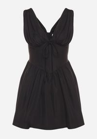 Born2be - Czarna Sukienka Vices o Rozkloszowanym Kroju z Wiązaniem Foliseia. Okazja: na co dzień. Typ kołnierza: dekolt w kształcie V. Kolor: czarny. Materiał: jeans, poliester. Długość rękawa: bez rękawów. Styl: klasyczny, casual, elegancki #2