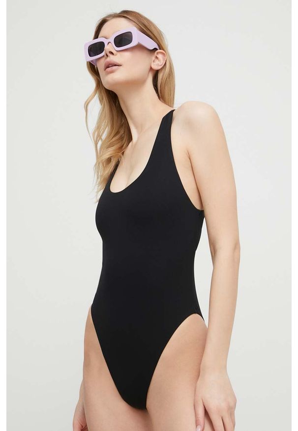 Calvin Klein jednoczęściowy strój kąpielowy kolor czarny lekko usztywniona miseczka. Kolor: czarny. Materiał: włókno, materiał