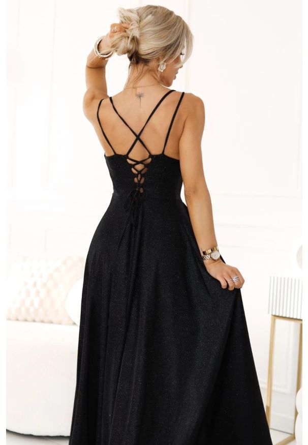 Numoco - Długa sukienka wieczorowa rozkloszowana na ramiączkach czarna. Okazja: na wesele, na ślub cywilny, na studniówkę, na imprezę. Typ kołnierza: dekolt gorset. Kolor: czarny. Materiał: tkanina, materiał, elastan. Długość rękawa: na ramiączkach. Typ sukienki: gorsetowe, rozkloszowane. Styl: wizytowy. Długość: maxi