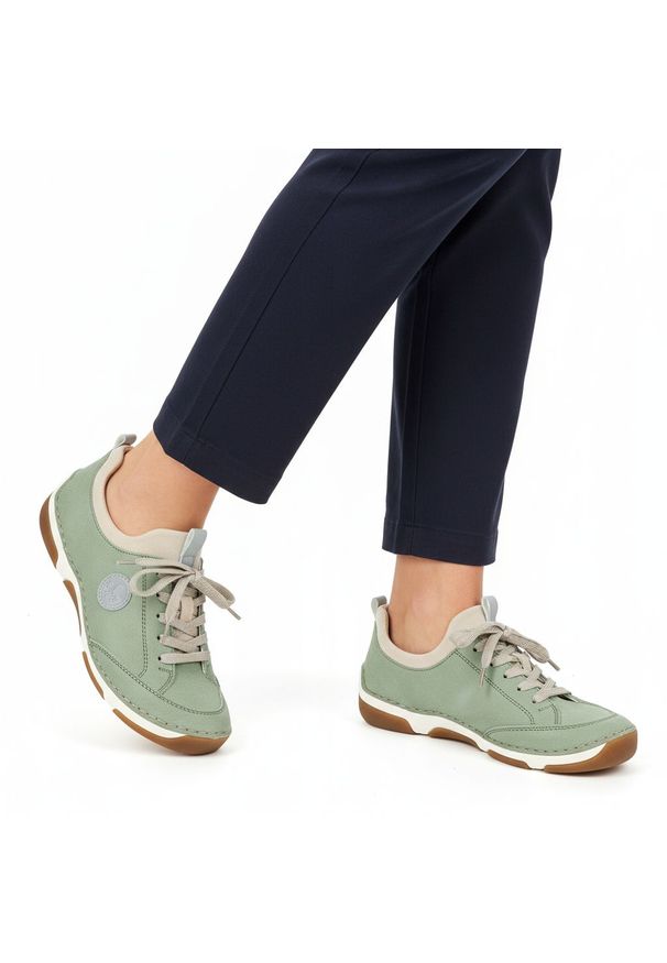 Półbuty damskie Rieker, cholewka skóra ekologiczna wsuwane niski fason zaokrąglony nosek kontrastowe elementy kolorystyczne pętla z tyłu masywna lini. Okazja: na spacer, na co dzień. Zapięcie: bez zapięcia. Kolor: zielony. Materiał: skóra ekologiczna. Szerokość cholewki: normalna. Styl: casual, elegancki, sportowy, klasyczny