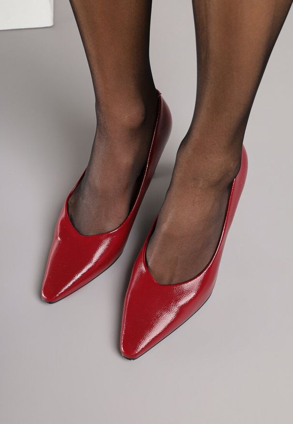 Renee - Bordowe Eleganckie Czółenka Vices na Klepsydrze ze Skórzaną Wkładką Dedvire. Okazja: na ślub cywilny, na wesele. Kolor: czerwony. Materiał: skóra. Obcas: na obcasie. Styl: elegancki. Wysokość obcasa: średni