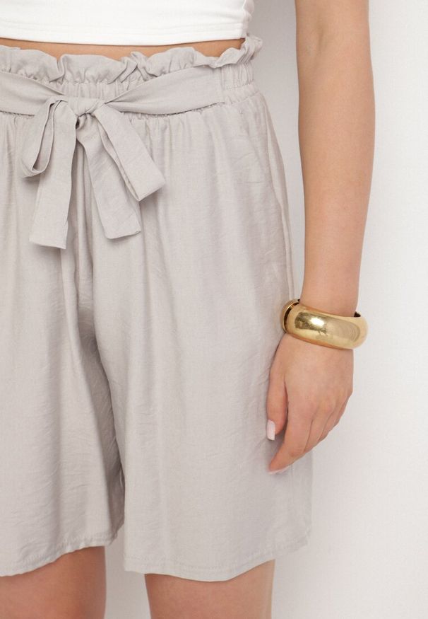 Born2be - Szare Wiskozowe Szorty z Wysokim Stanem i Paskiem Lumovelle. Okazja: na co dzień. Stan: podwyższony. Kolor: szary. Materiał: wiskoza. Styl: casual, elegancki