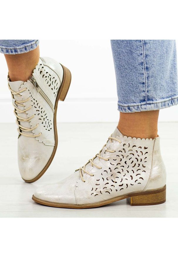 POTOCKI - Złote ażurowe botki damskie Potocki 12646. Okazja: na spacer, na co dzień, do pracy. Kolor: złoty. Materiał: skóra. Szerokość cholewki: normalna. Wzór: ażurowy. Sezon: wiosna, jesień, lato. Obcas: na obcasie. Styl: casual, elegancki, boho, klasyczny