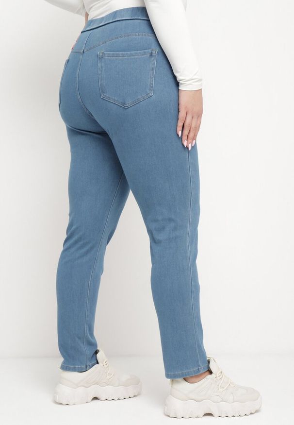 Born2be - Niebieskie Dopasowane Casulowe Jeansy z Gumką w Pasie Eluneds. Okazja: do pracy, na spotkanie biznesowe. Kolor: niebieski. Styl: biznesowy, elegancki