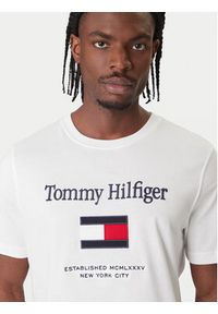 TOMMY HILFIGER - Tommy Hilfiger T-Shirt Embro Flag MW0MW42736 Biały Regular Fit. Kolor: biały. Materiał: bawełna #4