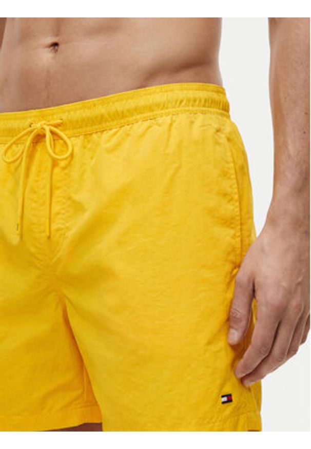 TOMMY HILFIGER - Tommy Hilfiger Szorty kąpielowe UM0UM03477 Żółty Regular Fit. Kolor: żółty. Materiał: syntetyk