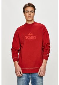 Tommy Jeans - Bluza bawełniana. Okazja: na co dzień. Typ kołnierza: bez kaptura. Kolor: czerwony. Materiał: bawełna. Wzór: aplikacja. Styl: casual #1