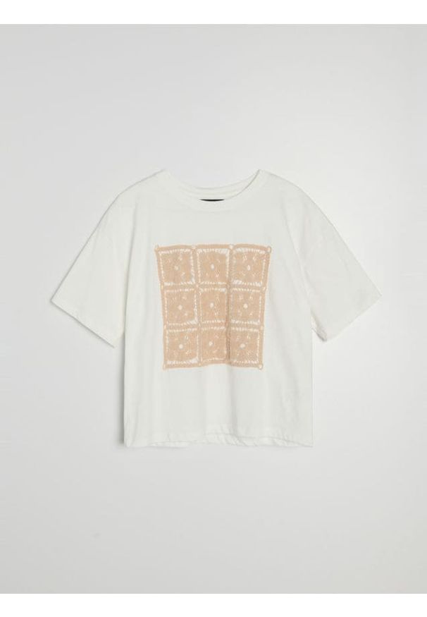Sinsay - Bawełniana koszulka z aplikacją 3D - kremowy. Kolor: kremowy. Materiał: bawełna. Wzór: aplikacja