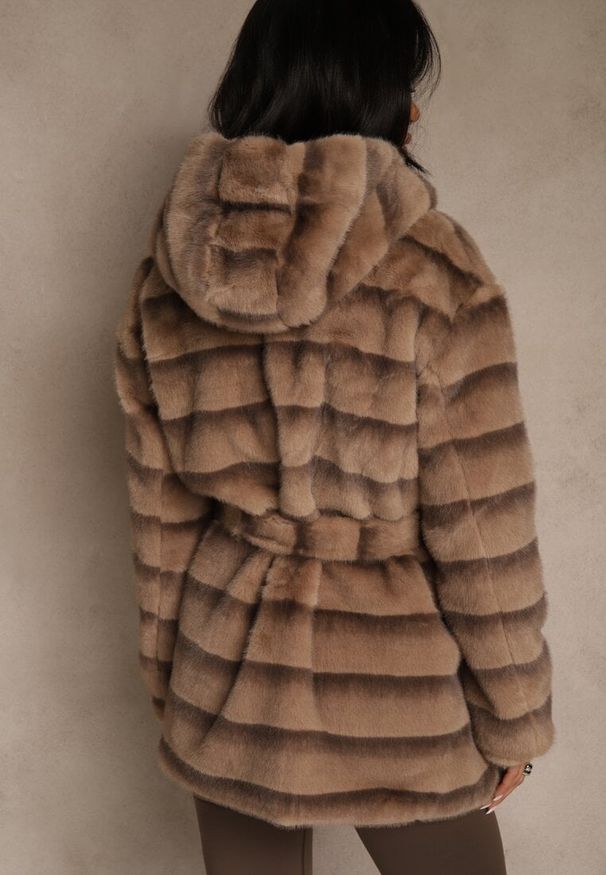 Renee - Jasnobrązowa Kurtka Futrzana z Nieodpinanym Kapturem Ozdobiona Paskiem Zetelia. Okazja: na co dzień. Kolor: brązowy. Materiał: futro. Wzór: aplikacja. Styl: casual, elegancki