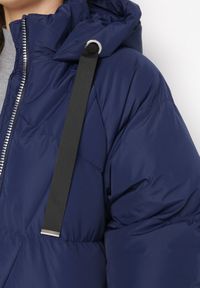 Born2be - Granatowa Długa Kurtka Pikowana Płaszcz na Zamek z Kapturem Lesea. Okazja: na co dzień. Typ kołnierza: kaptur. Kolor: niebieski. Materiał: dzianina, jeans. Długość: długie. Styl: casual, elegancki #2