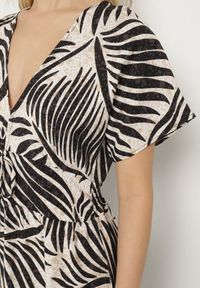 Born2be - Czarna Sukienka Wiskozowa Rozkloszowana w Liściasty Print Draledia. Typ kołnierza: dekolt w serek. Kolor: czarny. Materiał: wiskoza. Długość rękawa: krótki rękaw. Wzór: nadruk. Typ sukienki: rozkloszowane #4