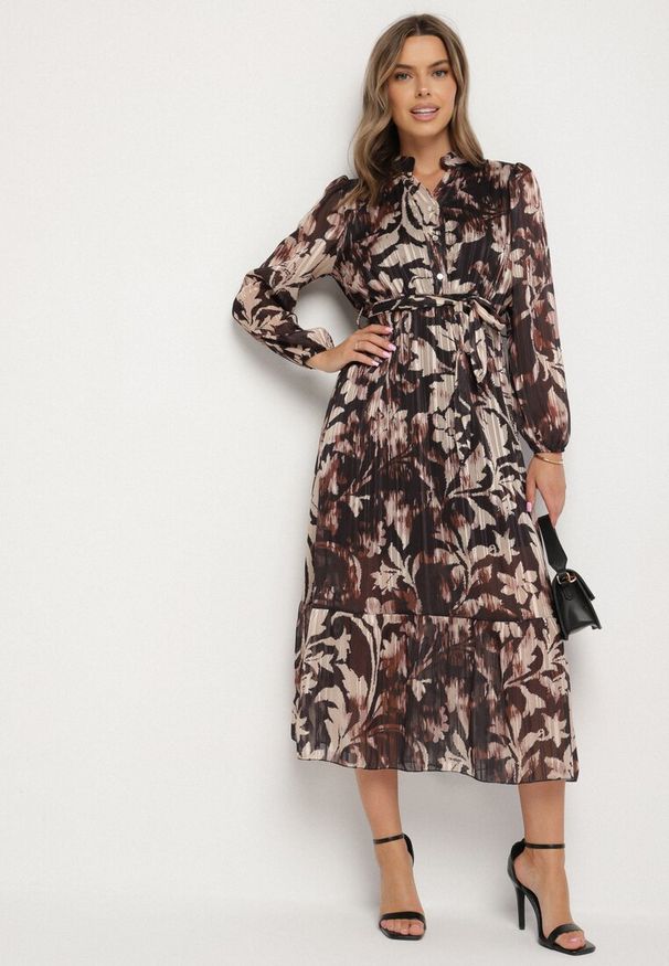 Born2be - Czarna Rozkloszowana Sukienka z Wiązanym Paskiem i Metaliczną Nicią Nalirina. Okazja: na co dzień. Typ kołnierza: dekolt w kształcie V. Kolor: czarny. Materiał: wiskoza, elastan. Wzór: aplikacja. Typ sukienki: proste, rozkloszowane. Styl: casual, elegancki, klasyczny