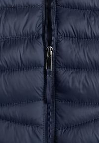 Born2be - Granatowa Klasyczna Kurtka Przejściowa z Pikowaniem i Odpinanym Kapturem Pretiella. Okazja: na spacer, na co dzień. Kolor: niebieski. Materiał: jeans, nylon. Styl: klasyczny #8