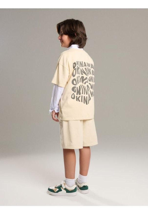 Sinsay - Koszulka oversize z nadrukiem na plecach - kremowy. Kolor: kremowy. Wzór: nadruk