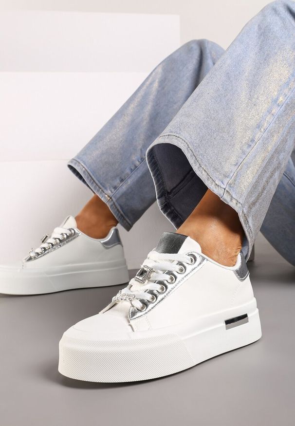 Born2be - Biało-Srebrne Sneakersy na Grubej Podeszwie z Metalicznymi Wstawkami i Cyrkoniami Himaria. Zapięcie: sznurówki. Kolor: biały. Materiał: jedwab, jeans
