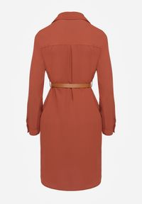 Renee - Brązowa Koszulowa Sukienka Ozdobiona Paskiem i Rękawem z Regulacją Esaviona. Okazja: na co dzień. Kolor: brązowy. Materiał: jeans. Wzór: aplikacja. Typ sukienki: koszulowe. Styl: casual, elegancki #6