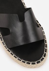 Renee - Czarne Sandały VICES na Platformie z Plecionką i Wycięciami Helimis. Zapięcie: sprzączka. Kolor: czarny. Materiał: koronka. Wzór: koronka. Sezon: lato. Obcas: na platformie #8