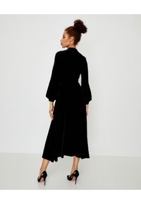 RAQUEL DINIZ - Czarna sukienka z jedwabiu. Kolor: czarny. Materiał: jedwab. Długość rękawa: długi rękaw. Typ sukienki: rozkloszowane. Styl: elegancki. Długość: maxi