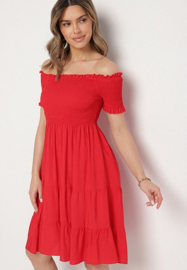 Born2be - Czerwona Bawełniana Sukienka Typu Hiszpanka Tolowena. Typ kołnierza: dekolt hiszpanka. Kolor: czerwony. Materiał: bawełna. Sezon: lato. Styl: elegancki