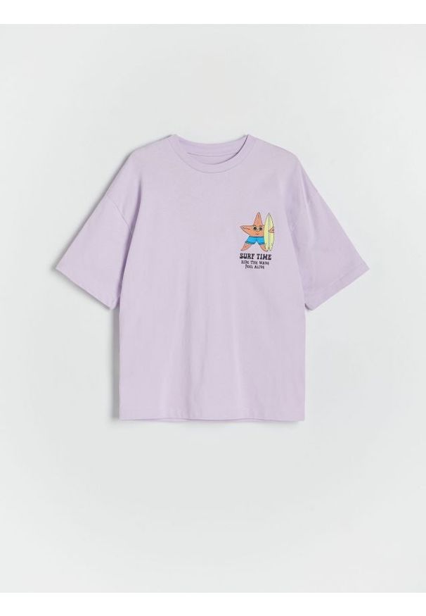 Reserved - T-shirt oversize z nadrukiem - lawendowy. Kolor: fioletowy. Materiał: bawełna, dzianina. Wzór: nadruk