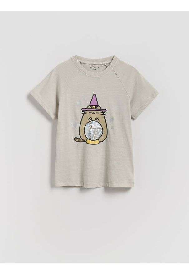 Reserved - T-shirt z nadrukiem Pusheen - jasnoszary. Kolor: szary. Materiał: bawełna. Wzór: nadruk