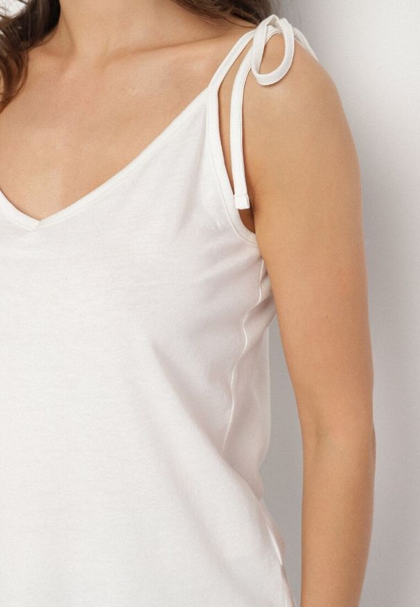 Born2be - Biały Top z Modalem i Bawełną Ozdobiona Wiązaniem Lilacea. Okazja: na co dzień. Kolor: biały. Materiał: bawełna. Wzór: aplikacja. Styl: casual, elegancki