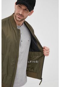 TOMMY HILFIGER - Tommy Hilfiger kurtka bomber męski kolor zielony przejściowa. Okazja: na co dzień. Kolor: zielony. Styl: casual #3