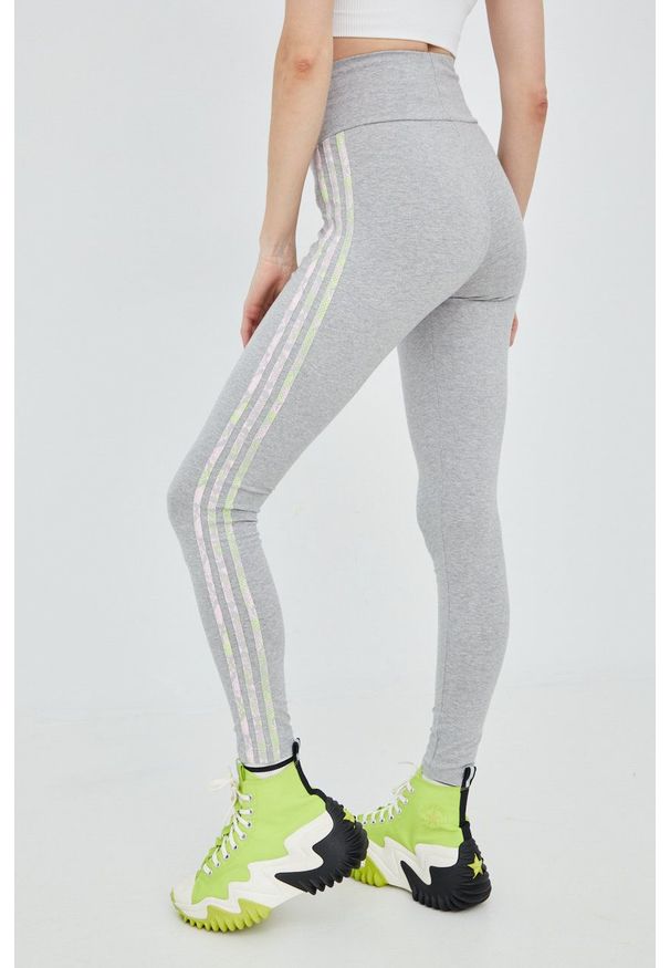 adidas Originals legginsy damskie kolor szary z aplikacją. Stan: podwyższony. Kolor: szary. Materiał: dzianina, materiał, bawełna. Wzór: aplikacja