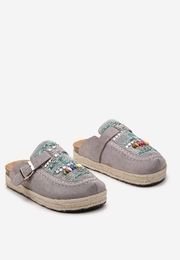 Born2be - Szare Klapki na Plecionej Podeszwie z Kryształkami i Klamrą Noritak. Okazja: na spacer. Kolor: szary. Sezon: lato. Obcas: na obcasie. Styl: elegancki, wizytowy, klasyczny. Wysokość obcasa: niski