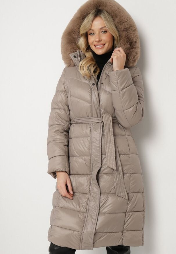 Born2be - Beżowa Pikowana Kurtka o Długim Kroju z Odpinanym Kapturem z Futerkiem i Paskiem oleti. Okazja: na spacer, na co dzień. Kolor: beżowy. Materiał: futro. Długość: długie. Sezon: zima. Styl: klasyczny, casual, elegancki