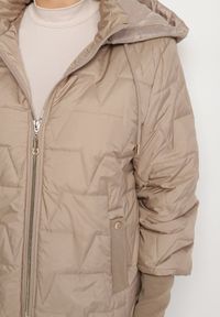 Born2be - Beżowa Pikowana Kurtka o Prostym Kroju z Kapturem Tulorisa. Okazja: na spacer, na co dzień. Typ kołnierza: kaptur. Kolekcja: plus size. Kolor: beżowy. Materiał: jeans. Wzór: aplikacja. Styl: elegancki, casual, klasyczny