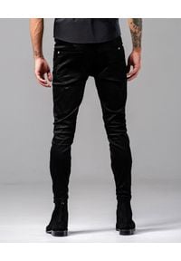 GUNS & TUXEDOS - Czarne jeansy ze skórzaną kieszenią Night Angel. Kolor: czarny. Styl: rockowy #5