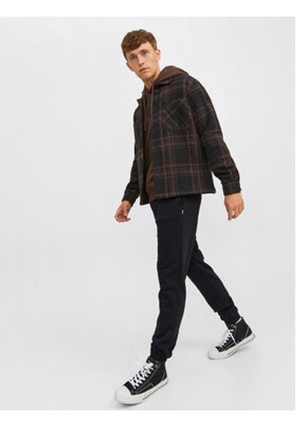 Jack & Jones - Jack&Jones Spodnie dresowe Gordon 12249274 Czarny Regular Fit. Kolor: czarny. Materiał: bawełna