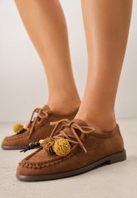 Renee - Brązowe Mokasyny VICES ze Skórzaną Wkładką i Pomponami Loraerin. Nosek buta: okrągły. Kolor: brązowy. Materiał: skóra. Wzór: aplikacja. Obcas: na obcasie. Wysokość obcasa: niski #1