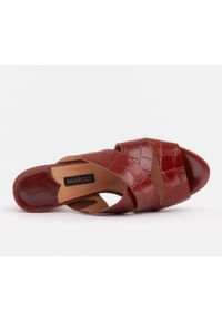 Marco Shoes Skórzane klapki damskie ze skóry w pocięte pasy czerwone. Kolor: czerwony. Materiał: skóra #7