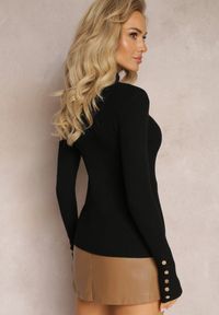 Renee - Czarny Dopasowany Prążkowany Golf z Ozdobnymi Guzikami Agorcja. Typ kołnierza: golf. Kolor: czarny. Materiał: prążkowany. Wzór: aplikacja. Styl: elegancki #5