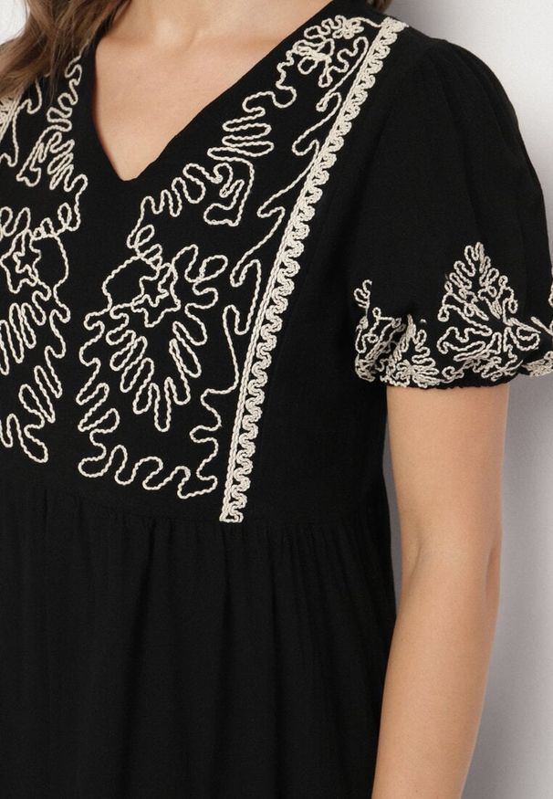Born2be - Czarna Bawełniana Sukienka Boho o Rozkloszowanym Kroju Zdobiona Haftem Lannivra. Okazja: na co dzień, na imprezę. Typ kołnierza: dekolt w kształcie V. Kolor: czarny. Materiał: bawełna. Wzór: aplikacja, haft. Sezon: lato. Typ sukienki: rozkloszowane. Styl: boho