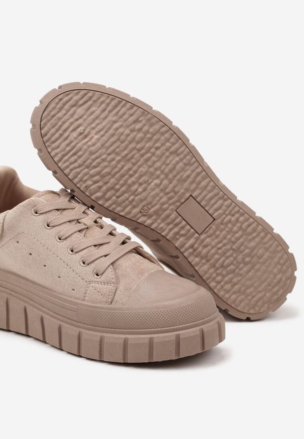 Born2be - Ciemnobeżowe Sneakersy Vices na Grubej Tłoczonej Podeszwie z Perforacją Lealita. Okazja: na co dzień. Kolor: beżowy. Materiał: jeans. Szerokość cholewki: normalna