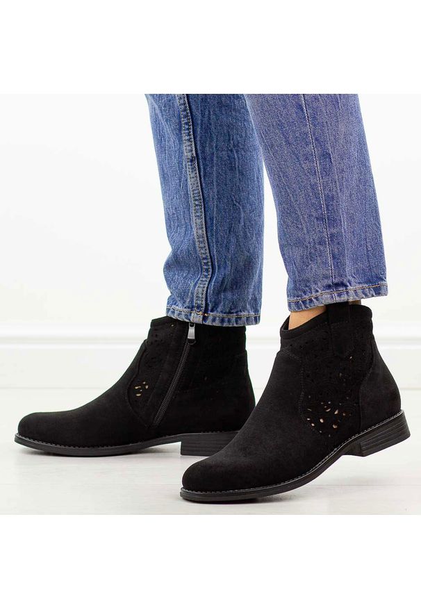 Czarne zamszowe ażurowe botki damskie S.Barski 8019. Okazja: na co dzień. Nosek buta: okrągły. Kolor: czarny. Szerokość cholewki: normalna. Wzór: ażurowy. Materiał: zamsz. Sezon: wiosna, jesień, lato. Obcas: na obcasie. Styl: casual, elegancki, klasyczny. Wysokość obcasa: niski