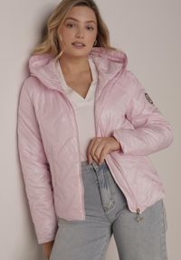 Born2be - Różowa Kurtka Pikowana z Nieodpinanym Kapturem i Aplikacją na Rękawie Endora. Okazja: na spacer, na co dzień. Kolor: różowy. Materiał: poliester, jeans. Wzór: aplikacja. Styl: casual, elegancki #3