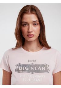 Big-Star - Koszulka damska z nadrukiem na piersi z kolekcji Authentic różowa Rissmelna 600. Kolor: różowy. Materiał: dzianina, jeans. Wzór: nadruk. Styl: klasyczny, retro #8