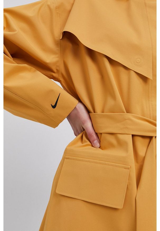 Nike Sportswear Kurtka damska kolor żółty przejściowa oversize. Kolor: żółty. Materiał: materiał, włókno, tkanina. Wzór: gładki