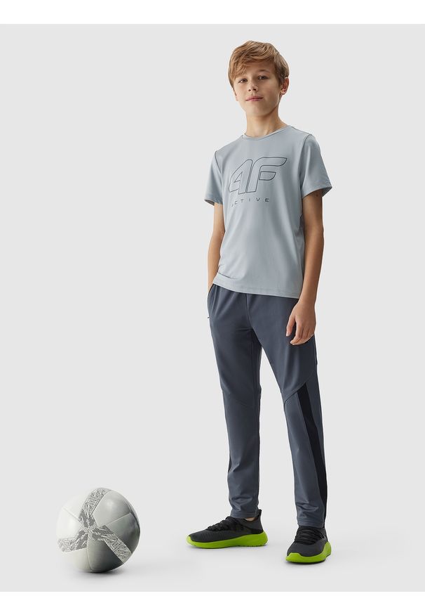 4f - Spodnie sportowe szybkoschnące chłopięce - szare. Kolor: szary. Materiał: syntetyk, włókno, dzianina, materiał, elastan. Wzór: jednolity, ze splotem. Sport: fitness