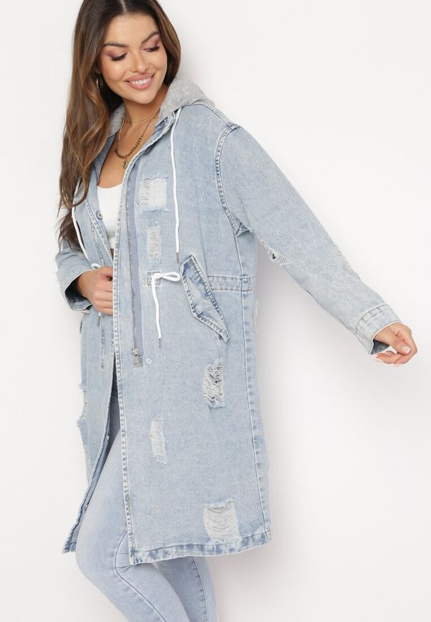 Born2be - Jasnoniebieska Bawełniana Kurtka Jeansowa o Wydłużonym Fasonie z Troczkiem w Pasie i Przetarciami Elenai. Okazja: na co dzień. Kolor: niebieski. Materiał: jeans, bawełna. Długość: długie. Styl: elegancki, casual, vintage