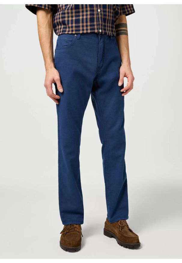 Wrangler - WRANGLER MĘSKIE SPODNIE MATERIAŁOWE WRANGLER GREENSBORO NAVY 112362441. Materiał: materiał