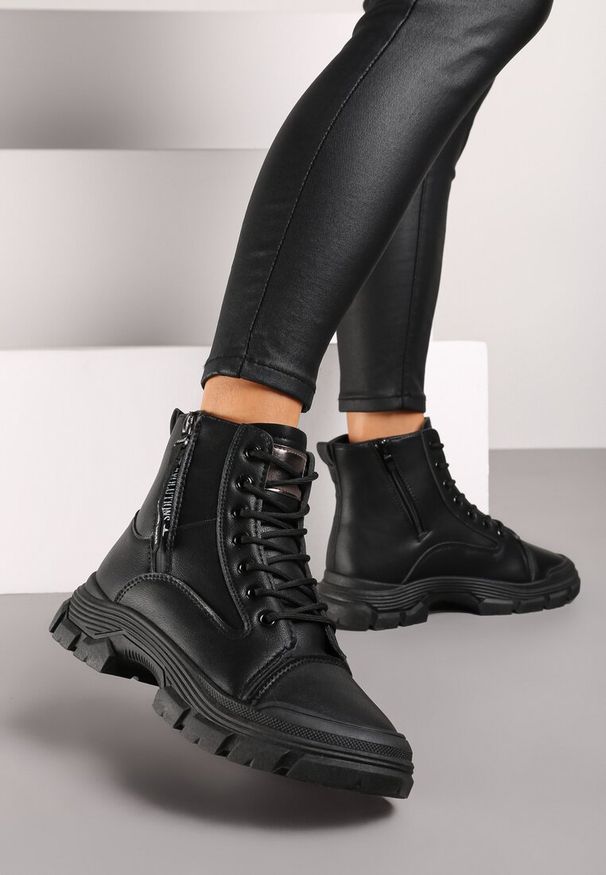 Born2be - Czarne Traperki Botki na Grubej Podeszwie z Ozdobnym Suwakiem Floraline. Nosek buta: okrągły. Zapięcie: sznurówki. Kolor: czarny. Materiał: futro, skóra. Sezon: zima. Obcas: na obcasie. Styl: klasyczny. Wysokość obcasa: niski