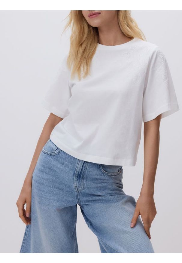 Reserved - T-shirt z haftem - złamana biel. Materiał: bawełna, dzianina. Wzór: haft
