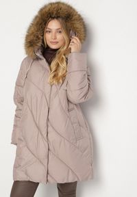 Born2be - Ciemnobeżowa Kurtka z Asymetrycznym Pikowaniem i Kapturem z Futerkiem Ruvita. Okazja: na co dzień. Typ kołnierza: golf. Kolekcja: plus size. Kolor: beżowy. Materiał: futro. Styl: casual #1